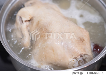 参鶏湯の調理シーン 参鶏湯の調理シーン 110686683