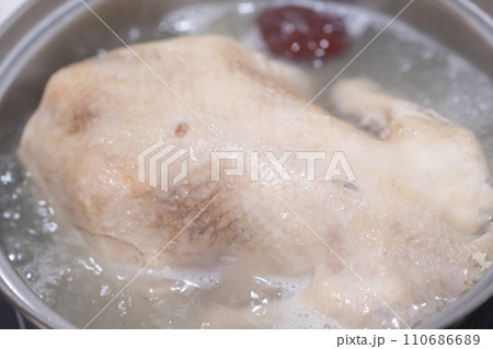 参鶏湯の調理シーン 参鶏湯の調理シーン 110686689