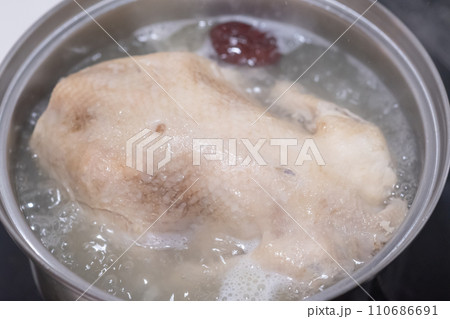 参鶏湯の調理シーン 参鶏湯の調理シーン 110686691