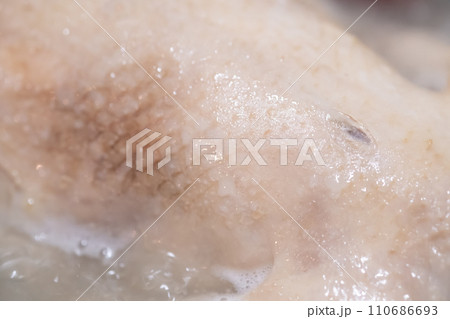 参鶏湯の調理シーン 参鶏湯の調理シーン 110686693