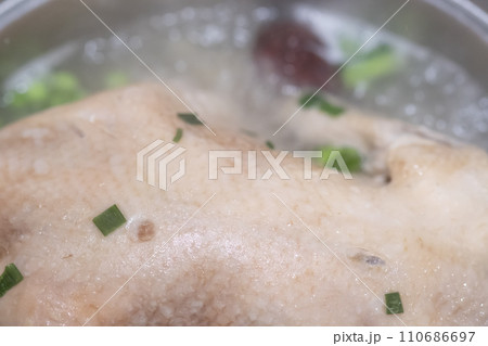 参鶏湯の調理シーン 参鶏湯の調理シーン 110686697