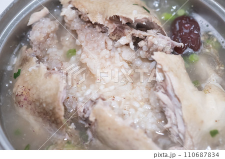 参鶏湯の調理シーン 参鶏湯の調理シーン 110687834