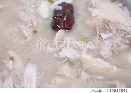 参鶏湯の調理シーン 110687841