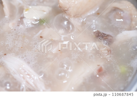 参鶏湯の調理シーン 参鶏湯の調理シーン 110687845