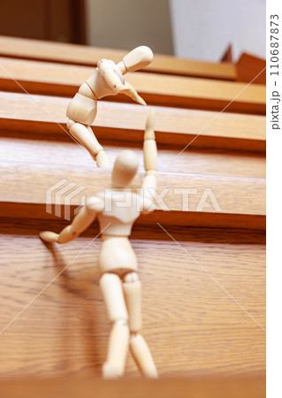 困っているデッサン人形を助けるデッサン人形 110687873