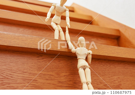 困っているデッサン人形を助けるデッサン人形 110687975