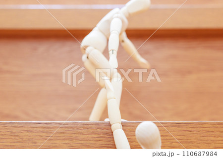 困っているデッサン人形を助けるデッサン人形 110687984