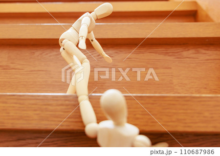 困っているデッサン人形を助けるデッサン人形 110687986