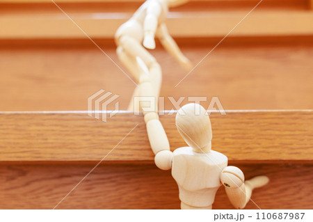 困っているデッサン人形を助けるデッサン人形 110687987