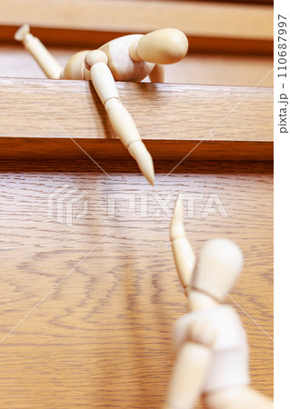 困っているデッサン人形を助けるデッサン人形 110687997