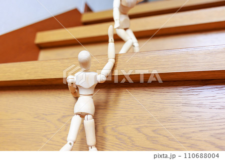 困っているデッサン人形を助けるデッサン人形 困っているデッサン人形を助けるデッサン人形 110688004