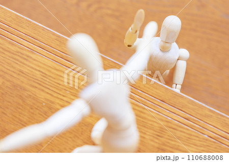 困っているデッサン人形を助けるデッサン人形 110688008