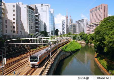 お茶の水橋から見る神田川と中央線 110688481