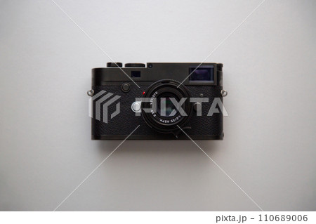クラシックな高級ミラーレス一眼レフ 110689006