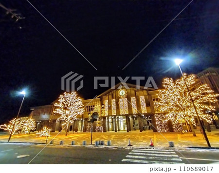 イルミネーション輝く夜の中軽井沢駅 110689017