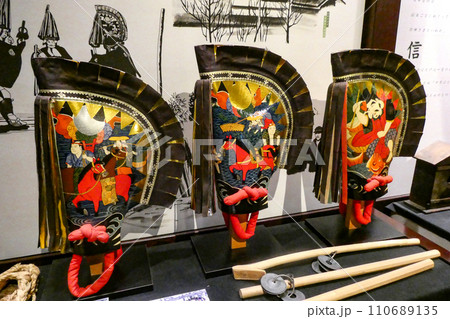 旧南部藩に伝わる伝統芸能えんぶりの馬の頭をかたどった華やかな鳥帽子 旧南部藩に伝わる伝統芸能えんぶりの馬の頭をかたどった華やかな鳥帽子 110689135