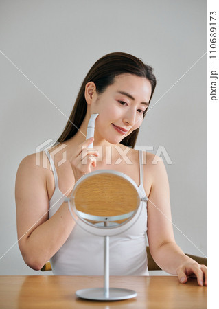 電気シェーバーで顔を剃る30代女性 電気シェーバーで顔を剃る30代女性 110689173