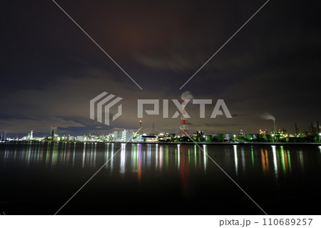遠くに見える工場夜景 110689257