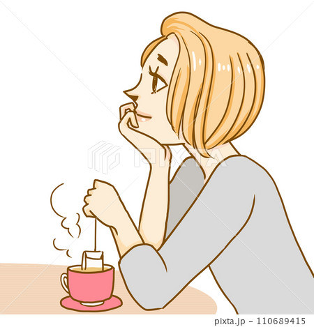 ティーパックのお茶を飲む女性 110689415