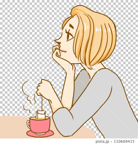 ティーパックのお茶を飲む女性 110689415