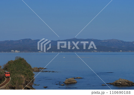 美しい能登半島をのんびりと走る氷見線キハ40系気動車_2023/12/30撮影 美しい能登半島をのんびりと走る氷見線キハ40系気動車_2023/12/30撮影 110690188