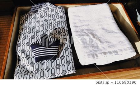 旅館に設置された浴衣 110690390