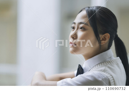 女子高校生　横顔　撮影協力：有明教育芸術短期大学 110690732