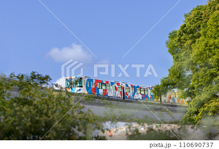 大阪・関西万博の公式キャラクター、ミャクミャクのデザインをラッピングしたモノレール 110690737