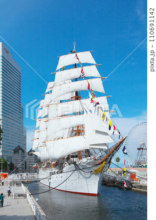 帆船日本丸　 総帆展帆＆満船飾 110691142