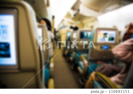 飛行機　離陸前の機内　ボカシ画像 110691151