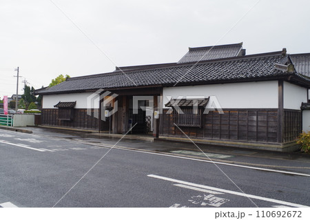 牡丹庭園のある長屋門の景色 110692672