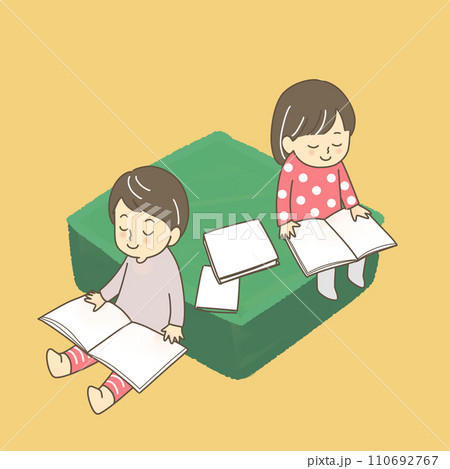 絵本を読む男の子と女の子 110692767
