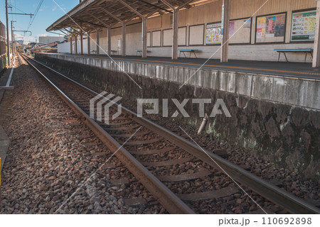 富士フイルム前駅　電車とプラットホーム 110692898