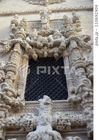 ポルトガル　世界遺産　トマール　キリスト修道院　マヌエル様式最高傑作の大窓 110692904