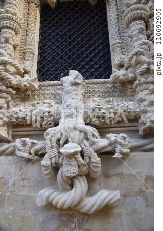 ポルトガル　世界遺産　トマール　キリスト修道院　マヌエル様式最高傑作の大窓 110692905