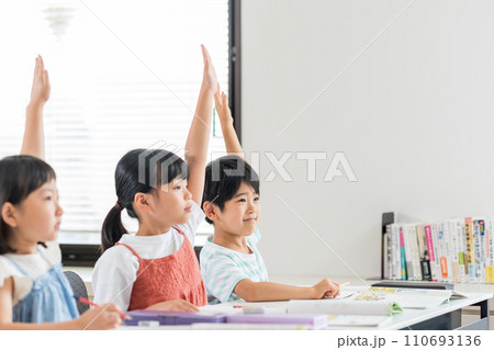 学習塾で勉強する小学生。 110693136