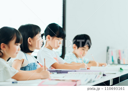 学習塾で勉強する小学生。 110693161
