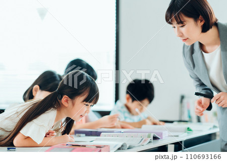学習塾で勉強する小学生。 学習塾で勉強する小学生。 110693166