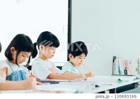 学習塾で勉強する小学生。 学習塾で勉強する小学生。 110693169