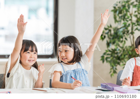 学習塾で勉強する小学生。 学習塾で勉強する小学生。 110693180