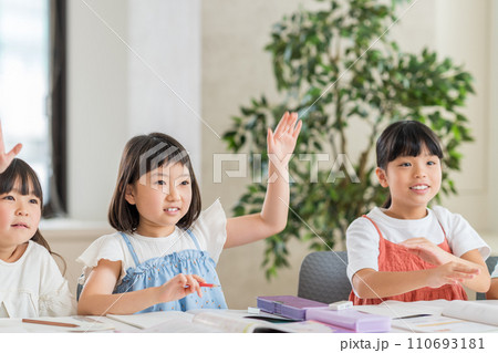 学習塾で勉強する小学生。 110693181