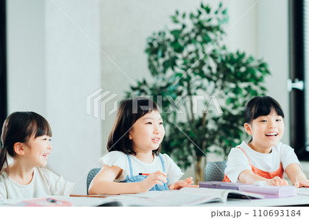 学習塾で勉強する小学生。 110693184