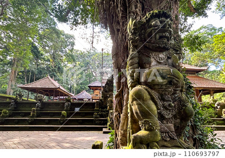 モンキーフォレストの彫刻・ウブド観光 110693797