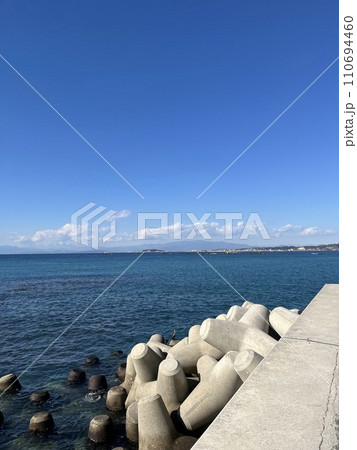 遠くに見える江ノ島 110694460