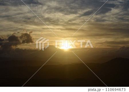 富士と夕暮れに思いを馳せる 富士と夕暮れに思いを馳せる 110694673