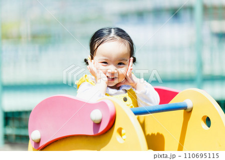 子供と家族 公園で遊ぶ可愛い女の子 110695115