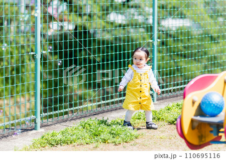 子供と家族 シャボン玉で遊ぶ幼児 子供と家族 シャボン玉で遊ぶ幼児 110695116