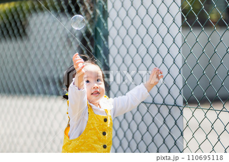子供と家族 シャボン玉で遊ぶ幼児 子供と家族 シャボン玉で遊ぶ幼児 110695118