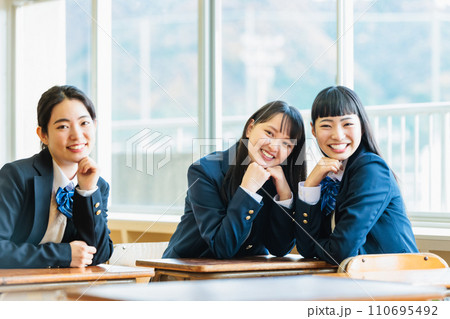 教室で友達と同級生のことを話す女子高生 教室で友達と同級生のことを話す女子高生 110695492