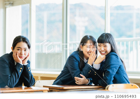 教室で友達と同級生のことを話す女子高生 教室で友達と同級生のことを話す女子高生 110695493